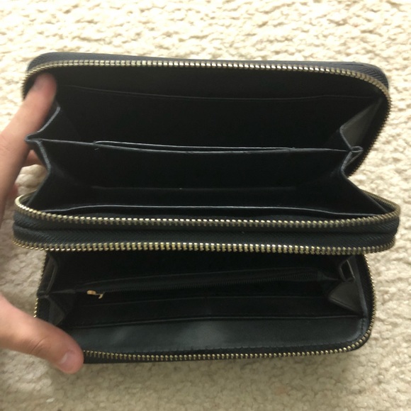 MICHAEL KORS WALLET !! - Picture 3 of 5
